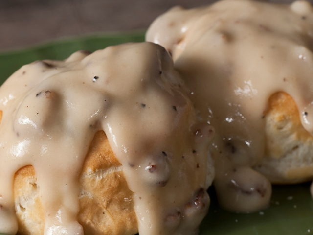 Biscuits-and-Gravy-523263939-2122×1415-1.jpg