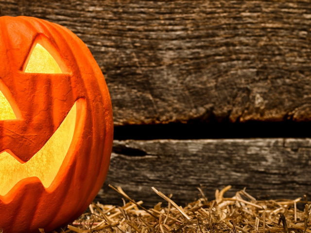 Happy-Jack-OLantern-in-old-barn-510693605-7360×4912.jpg