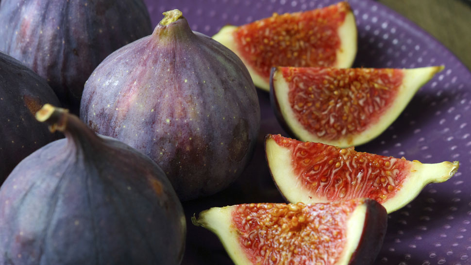 whole fresh figs and slices on plate