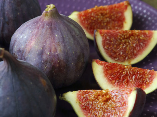 whole fresh figs and slices on plate