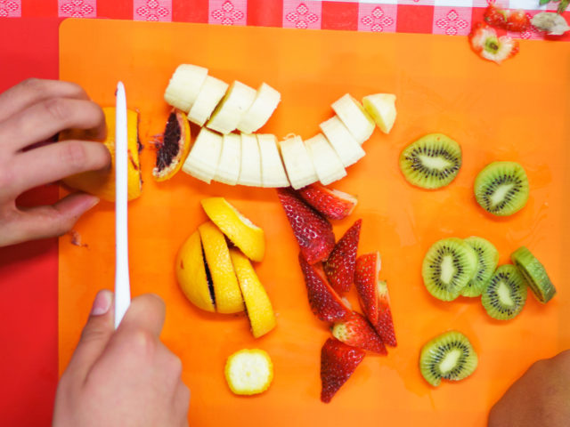 healthykids_bestbuy_urbanventures_cutttingveg_2880x1440_2