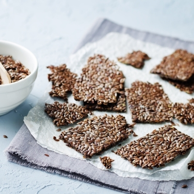 de_staying on track_recipe_homemade flaxseed crisps_400x400px_istock889326150
