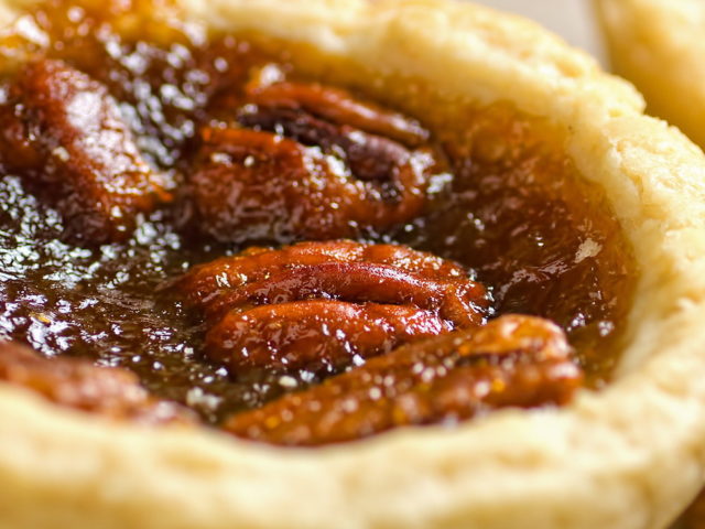 Close-up-photograph-of-pecan-tartlets-and-pecan-nuts-155550250-2145×1400.jpg