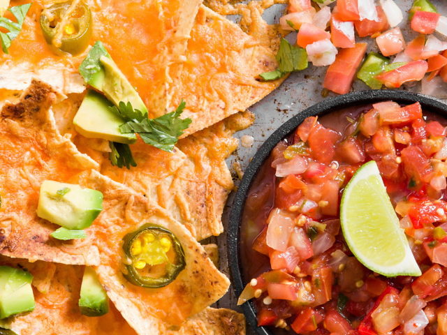 Nachos-And-Salsa-485450169-2125×1416.jpg