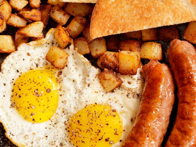 Breakfast-with-Sunny-side-up-eggs-and-Sausage-500293328-2003×1502.jpg